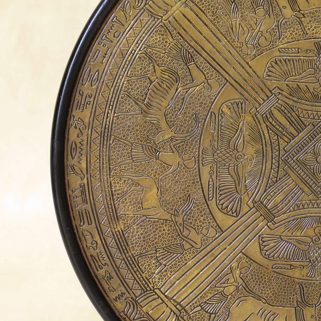 Guéridon Art Déco avec plateau en cuivre repoussé à motif égyptien - Autriche:: années 1920 3