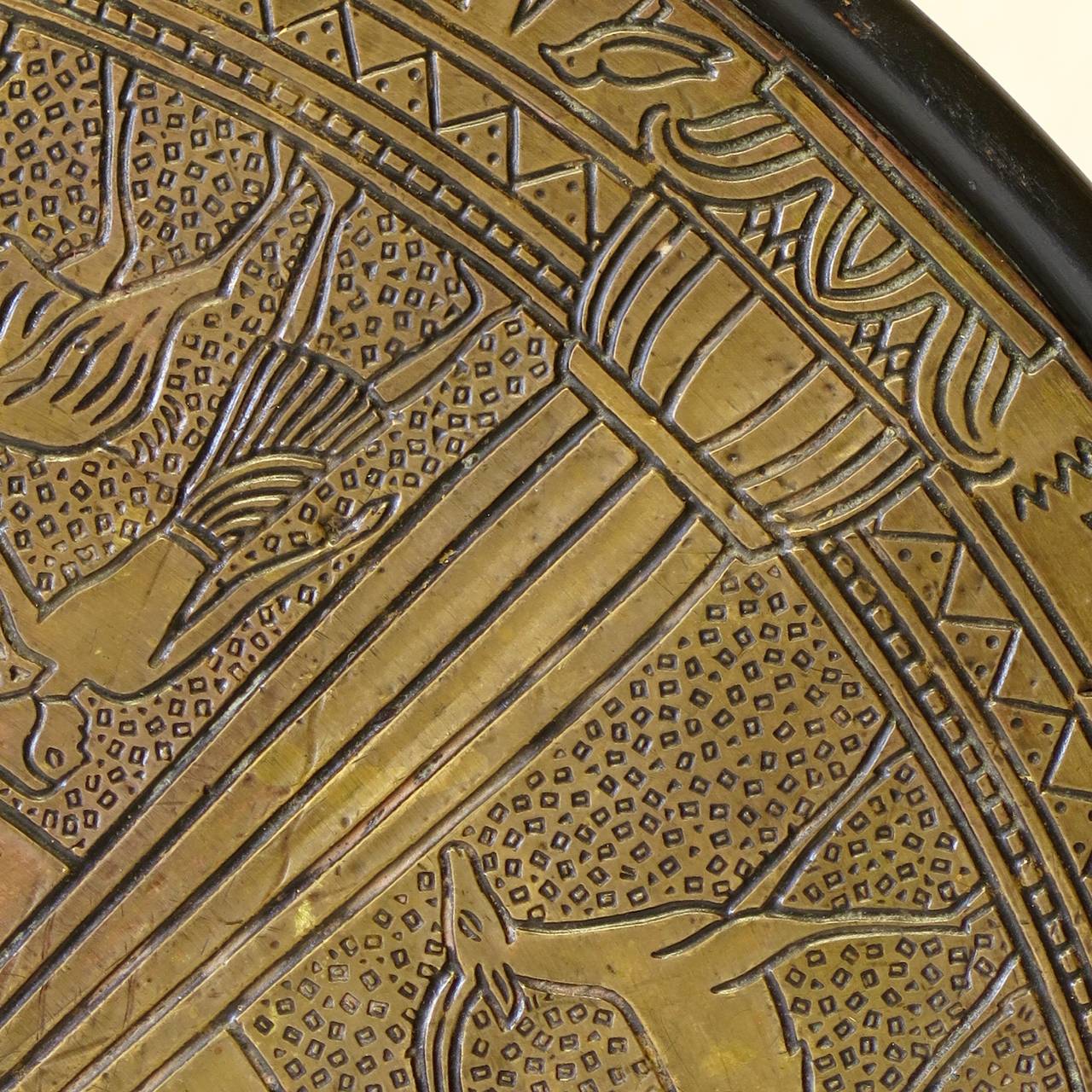 20ième siècle Guéridon Art Déco avec plateau en cuivre repoussé à motif égyptien - Autriche:: années 1920
