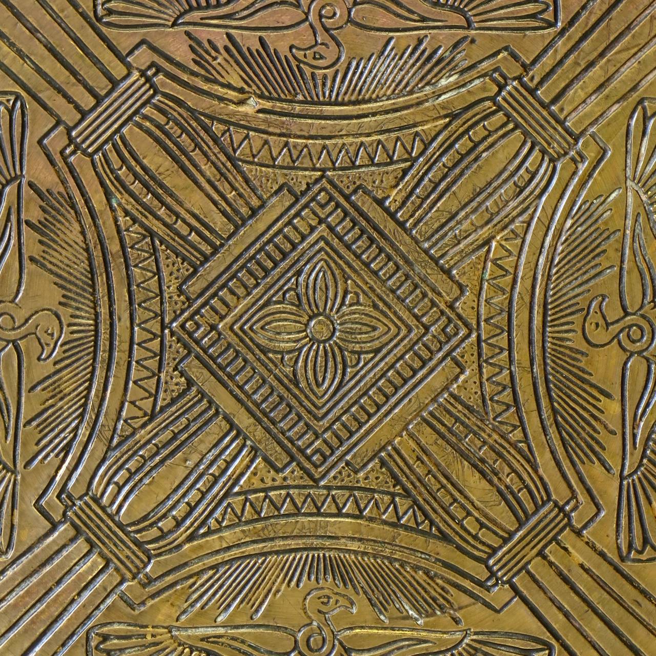 Guéridon Art Déco avec plateau en cuivre repoussé à motif égyptien - Autriche:: années 1920 4