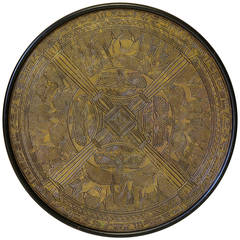 Guéridon Art Déco avec plateau en cuivre repoussé à motif égyptien - Autriche:: années 1920