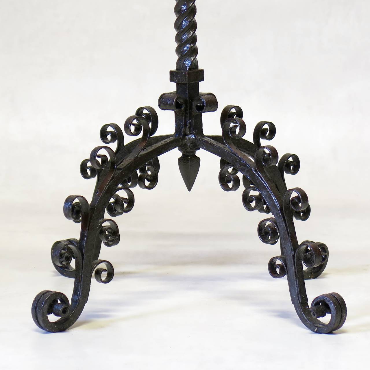 Large Pair of Medieval Style Wrought Iron Candelabras - Italy, 19th Century In Excellent Condition For Sale In Isle Sur La Sorgue, Vaucluse
