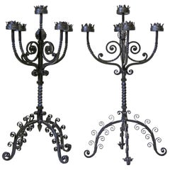 Grande coppia di candelabri in ferro battuto in stile medievale - Italia, XIX secolo