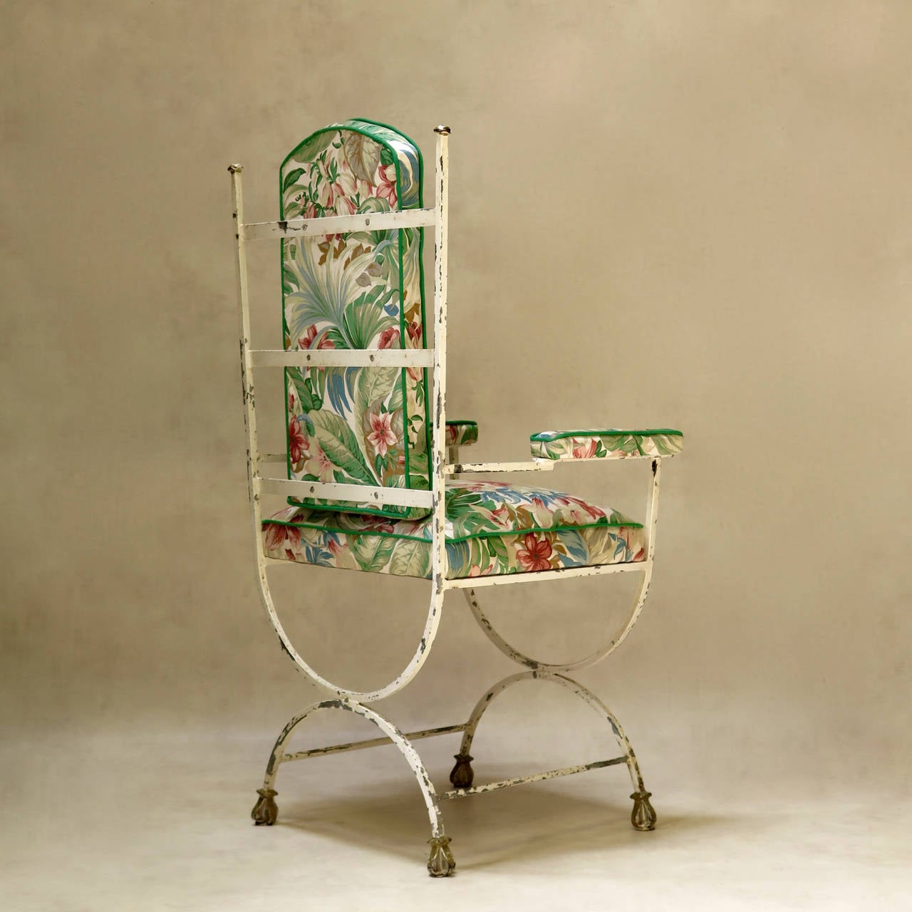 Art-Déco-Sessel aus gepolstertem Eisen mit Kronendetails, Frankreich, 1940er Jahre im Zustand „Hervorragend“ im Angebot in Isle Sur La Sorgue, Vaucluse