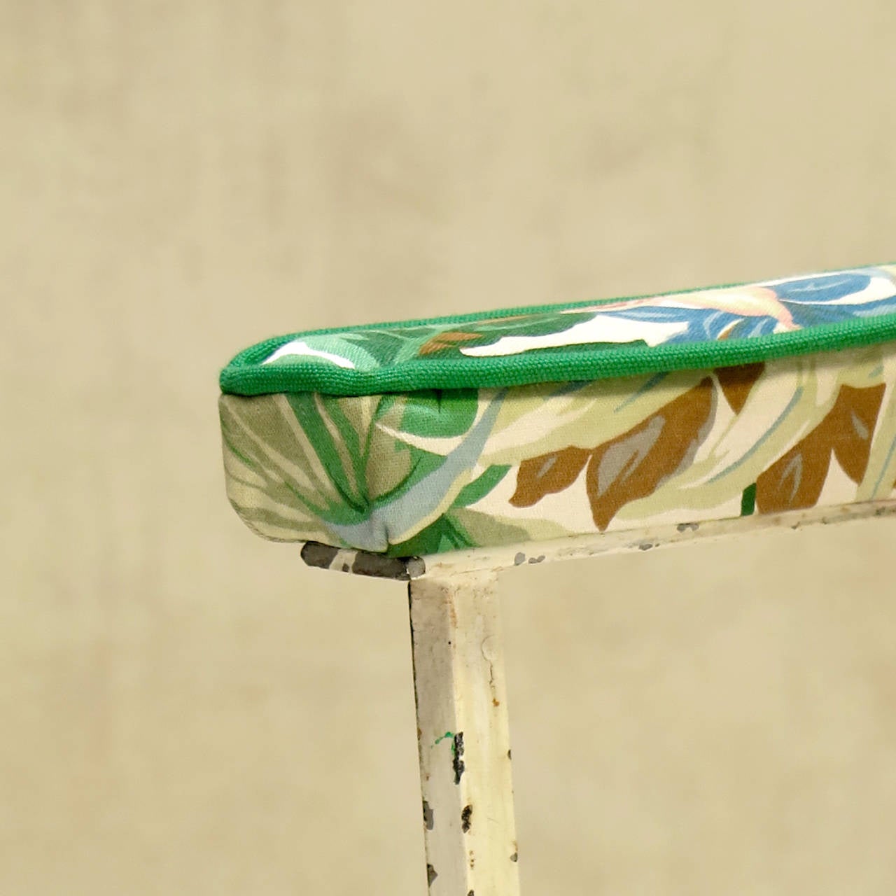 Art-Déco-Sessel aus gepolstertem Eisen mit Kronendetails, Frankreich, 1940er Jahre im Angebot 1