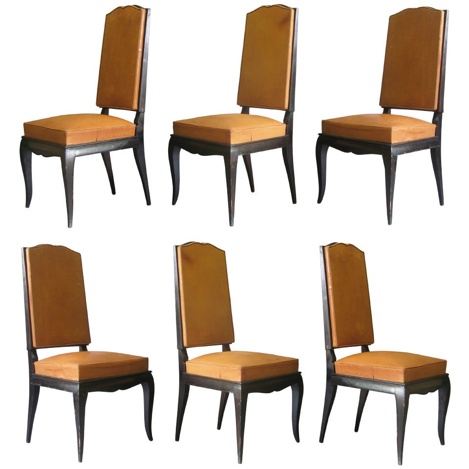 6 chaises de salle à manger tapissées de cuir, France, années 1940