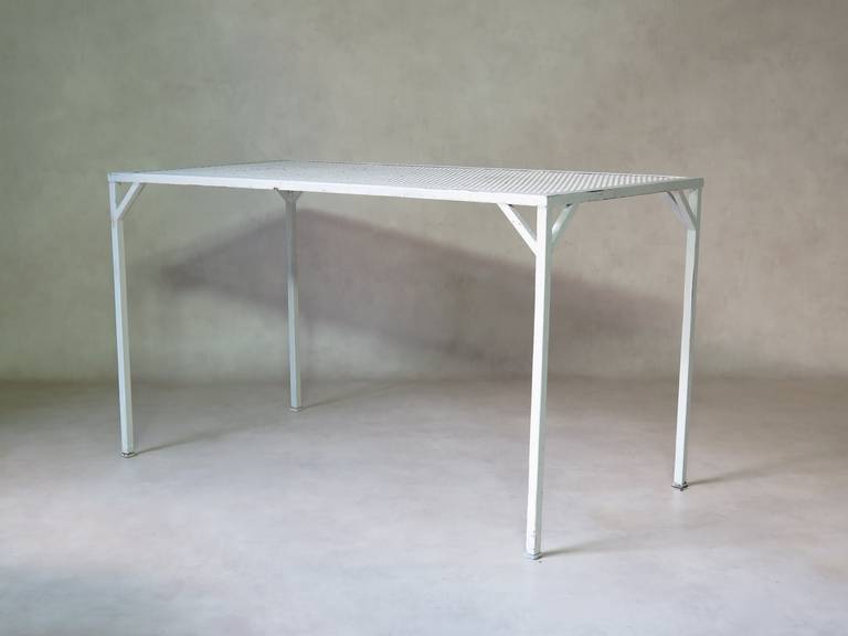 French 1950s Painted Iron Table In Excellent Condition For Sale In Isle Sur La Sorgue, Vaucluse