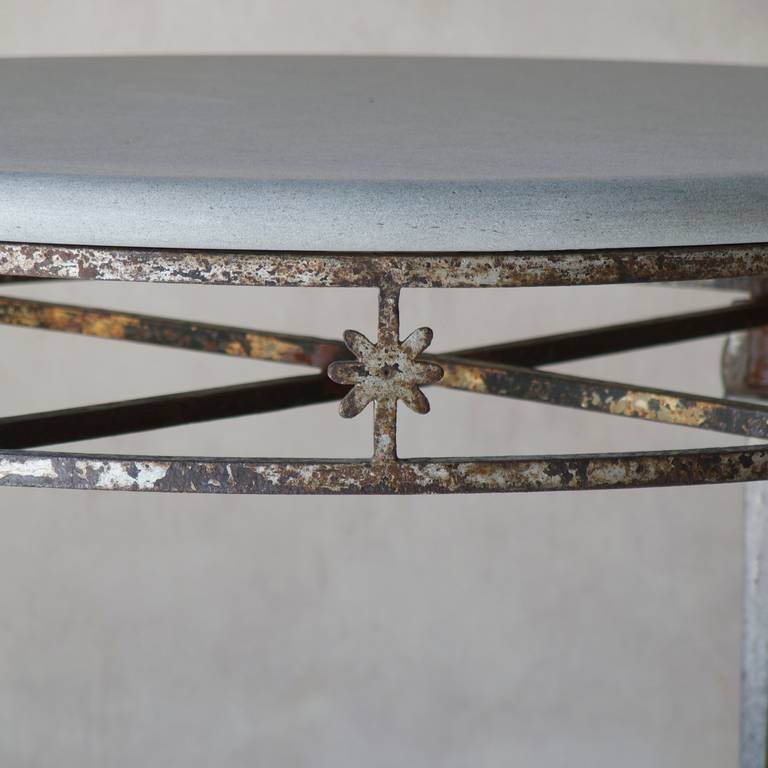 Ungewöhnlicher Tisch im Directoire-Stil aus Gusseisen, Aluminium und Steinplatte im Angebot 3