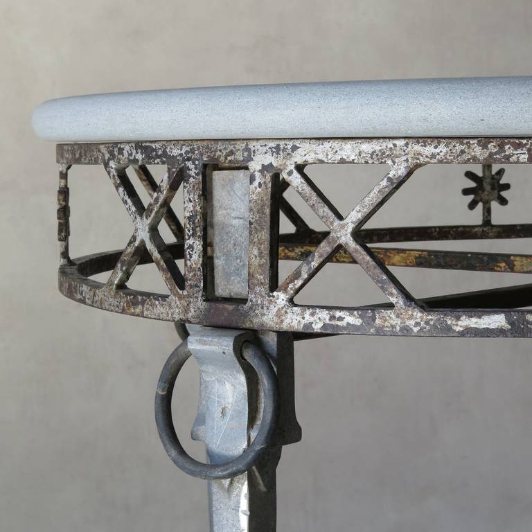 Ungewöhnlicher Tisch im Directoire-Stil aus Gusseisen, Aluminium und Steinplatte (20. Jahrhundert) im Angebot