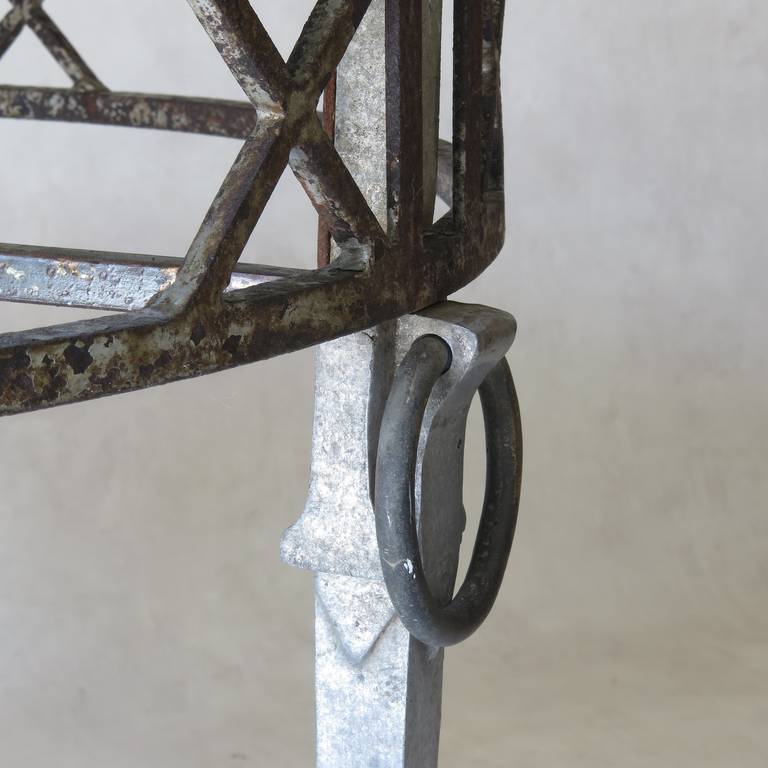 Table inhabituelle de style Directoire en fonte, aluminium et pierre en vente 1