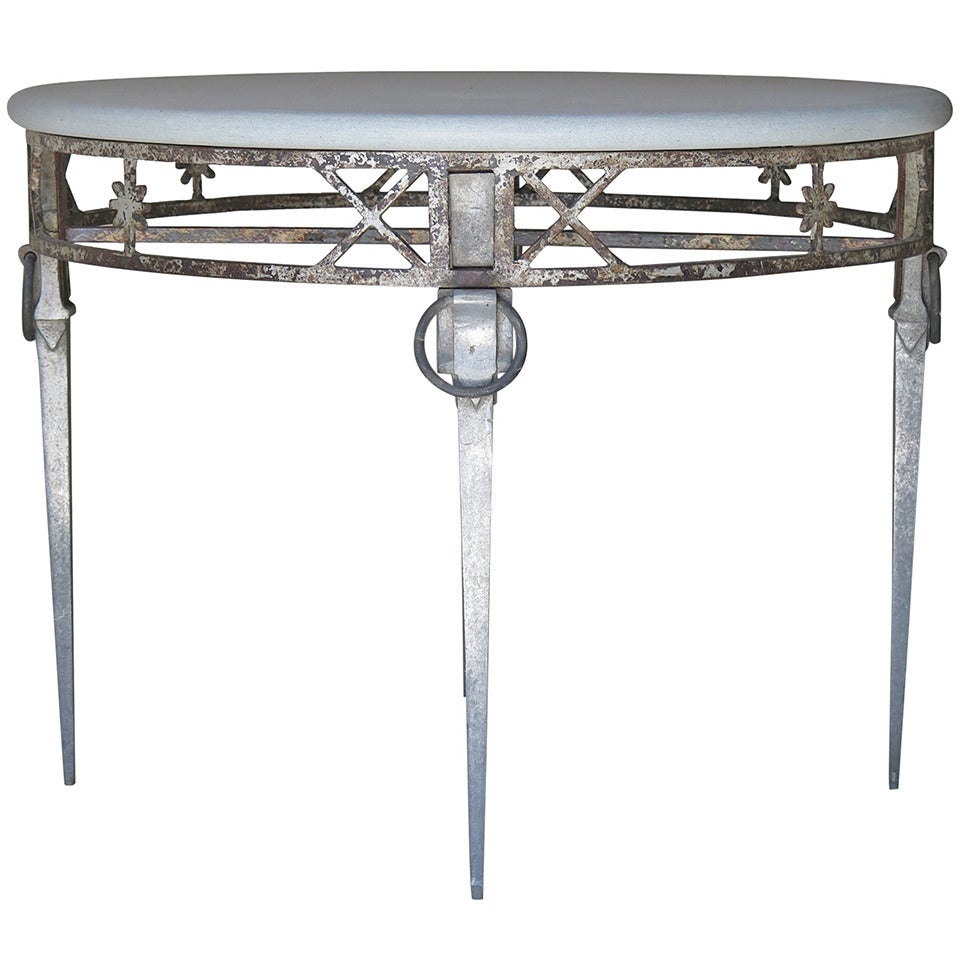 Ungewöhnlicher Tisch im Directoire-Stil aus Gusseisen, Aluminium und Steinplatte im Angebot