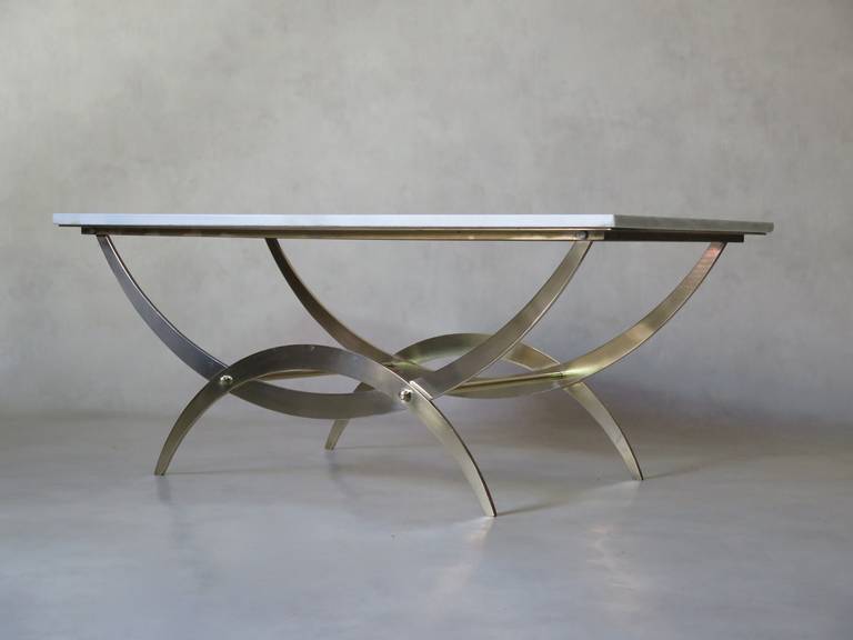 Mesa de latón macizo y tapa de mármol, Francia circa 1950s Moderno de mediados de siglo en venta