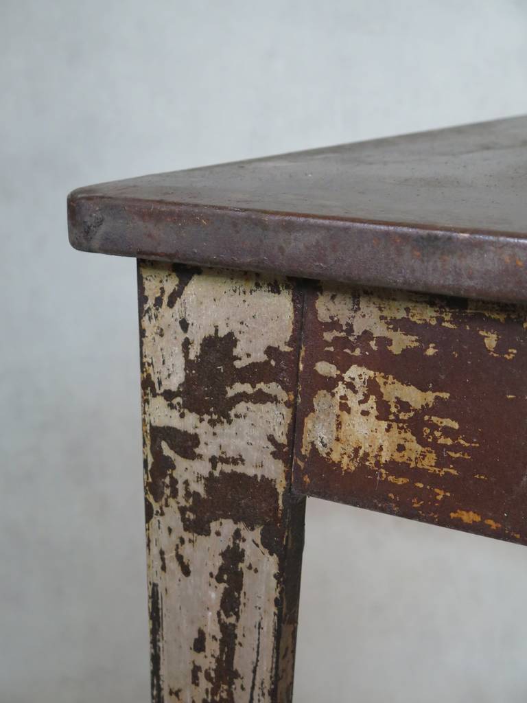 Français Table en fer, France circa 1950 (Deux Disponibles) en vente