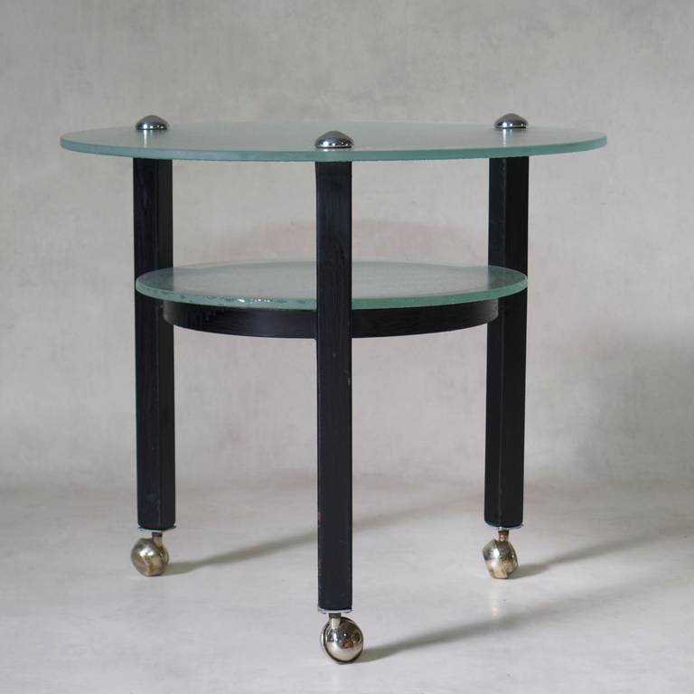 Mid-Century Modern Table d'appoint à deux niveaux en verre et en fer sur roulettes en vente