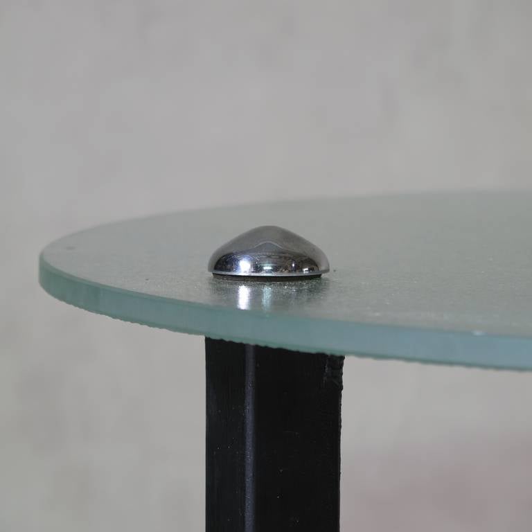 Table d'appoint à deux niveaux en verre et en fer sur roulettes Bon état - En vente à Isle Sur La Sorgue, Vaucluse