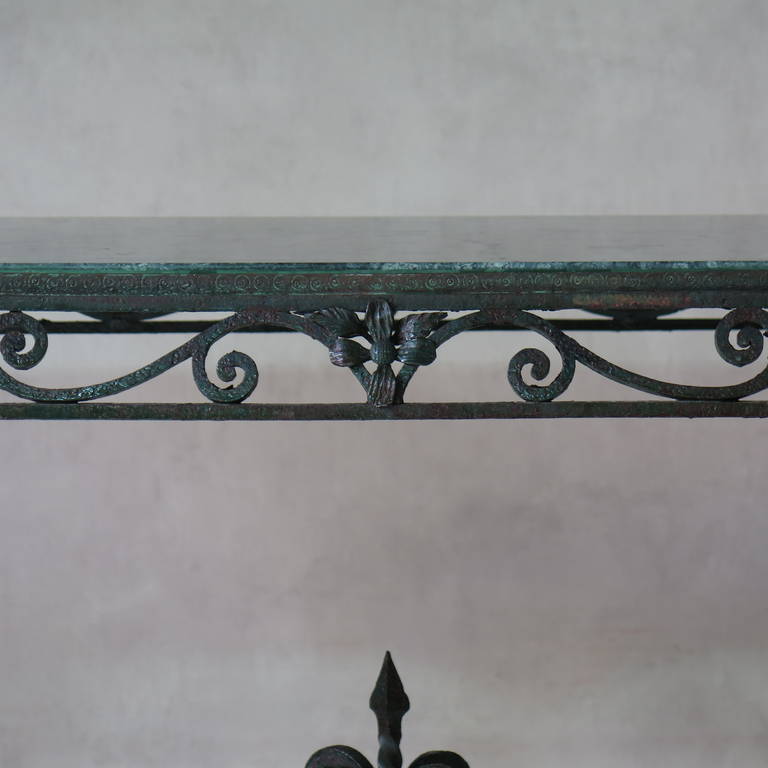 Table centrale en fer forgé et marbre, France, circa 1920 Excellent état - En vente à Isle Sur La Sorgue, Vaucluse