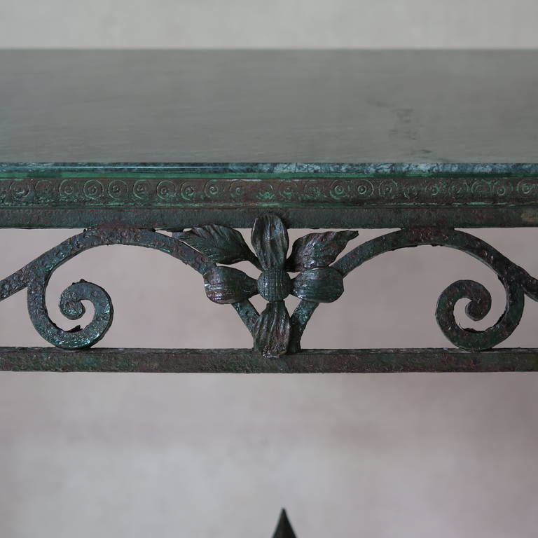 Milieu du XXe siècle Table centrale en fer forgé et marbre, France, circa 1920 en vente