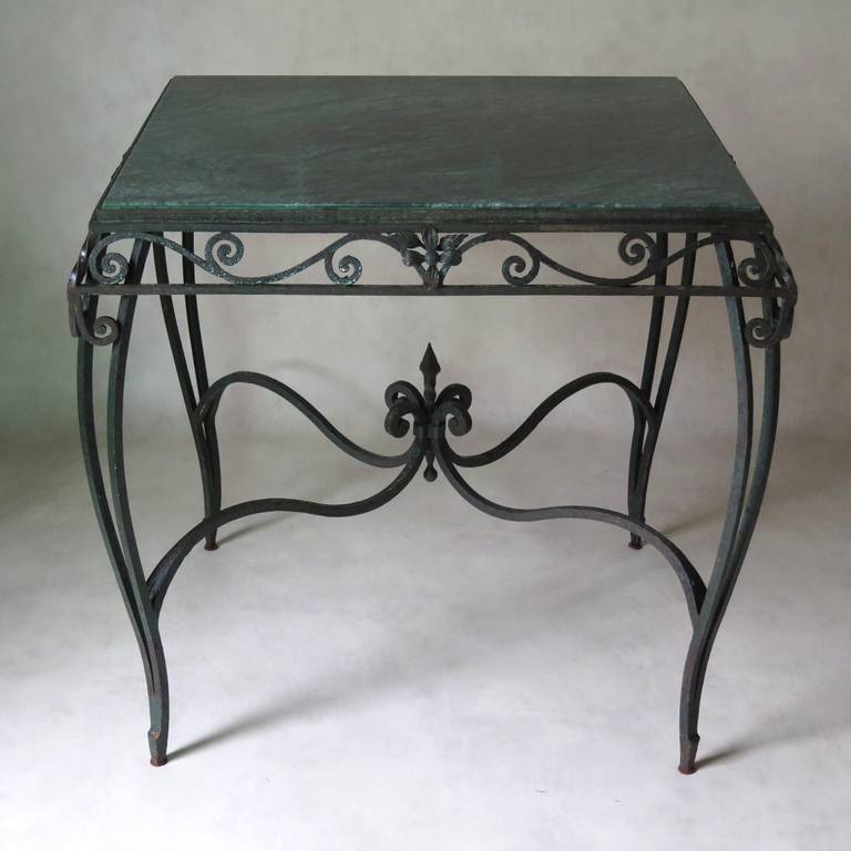 Français Table centrale en fer forgé et marbre, France, circa 1920 en vente