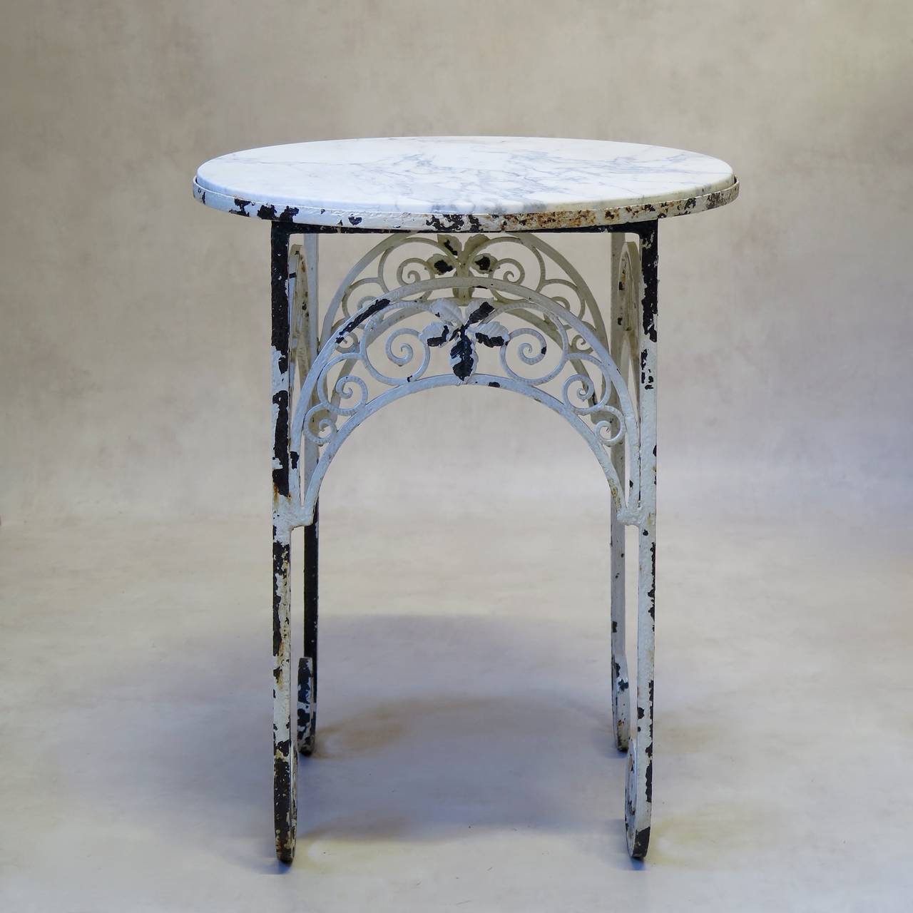 Oval Art Deco Wrought Iron and Marble Side Table, France, circa 1920s In Excellent Condition In Isle Sur La Sorgue, Vaucluse