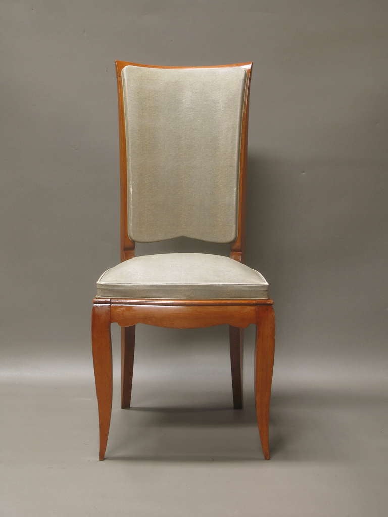 Elegante juego de ocho sillas de comedor de respaldo alto, con delantal y patas elegantes. Tapizado en tela original de imitación de lagarto de buena calidad.
Atribuido a René Prou.