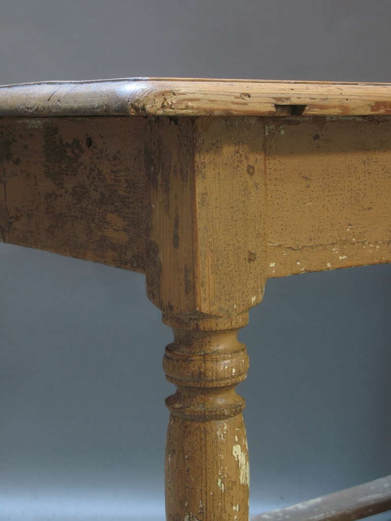 Charming 19th Century Painted Pine Table In Excellent Condition For Sale In Isle Sur La Sorgue, Vaucluse