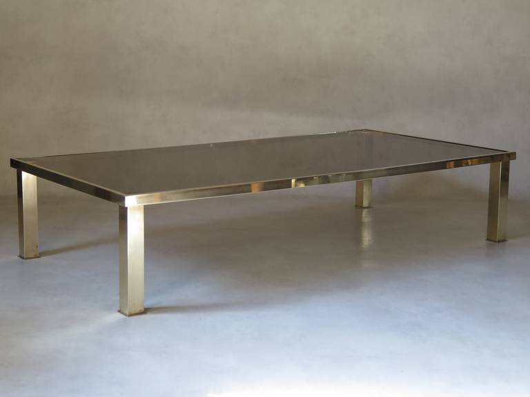 Tavolino da caffè rettangolare chic e minimalista, con base in ottone.

È disponibile anche un tavolo coordinato, più piccolo e quadrato.
