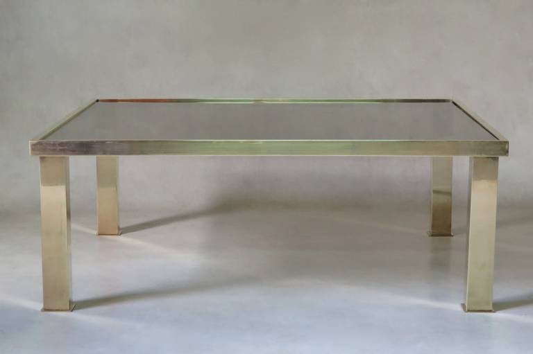 Français Table basse carrée en laiton et verre, France, années 1970 en vente