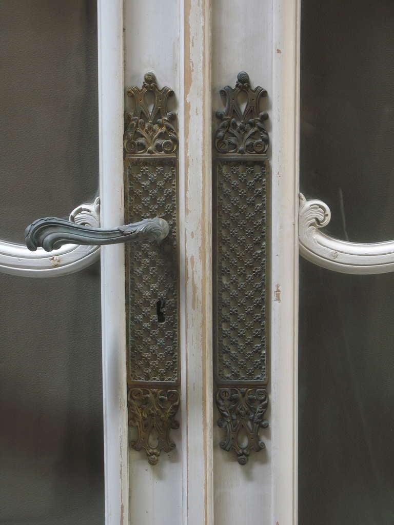 Pair of Doors with Original Glass Panes In Excellent Condition In Isle Sur La Sorgue, Vaucluse