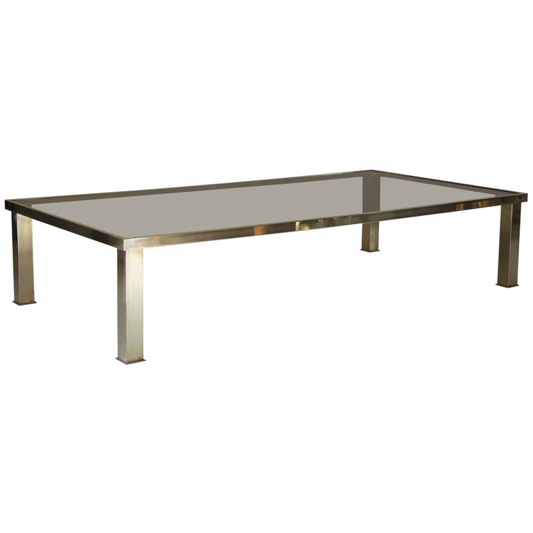 Table basse italienne en laiton et verre fumé