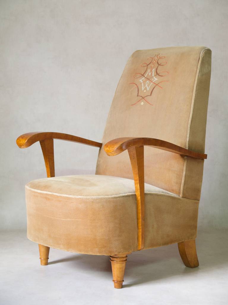 Un bel ensemble inhabituel de quatre grands fauteuils d'époque Art Déco, tapissés de velours beige, avec des détails brodés sur les dossiers.

Ils ont des sièges profonds et des dossiers hauts.

Les accoudoirs sont plaqués en bois de