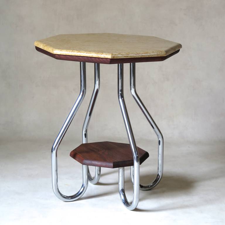 Paire de tables d'appoint du milieu du siècle, avec une structure en métal chromé et des plateaux en marbre jaune hexagonal. Il y a un petit étage inférieur hexagonal en bois. 
Un design intéressant.