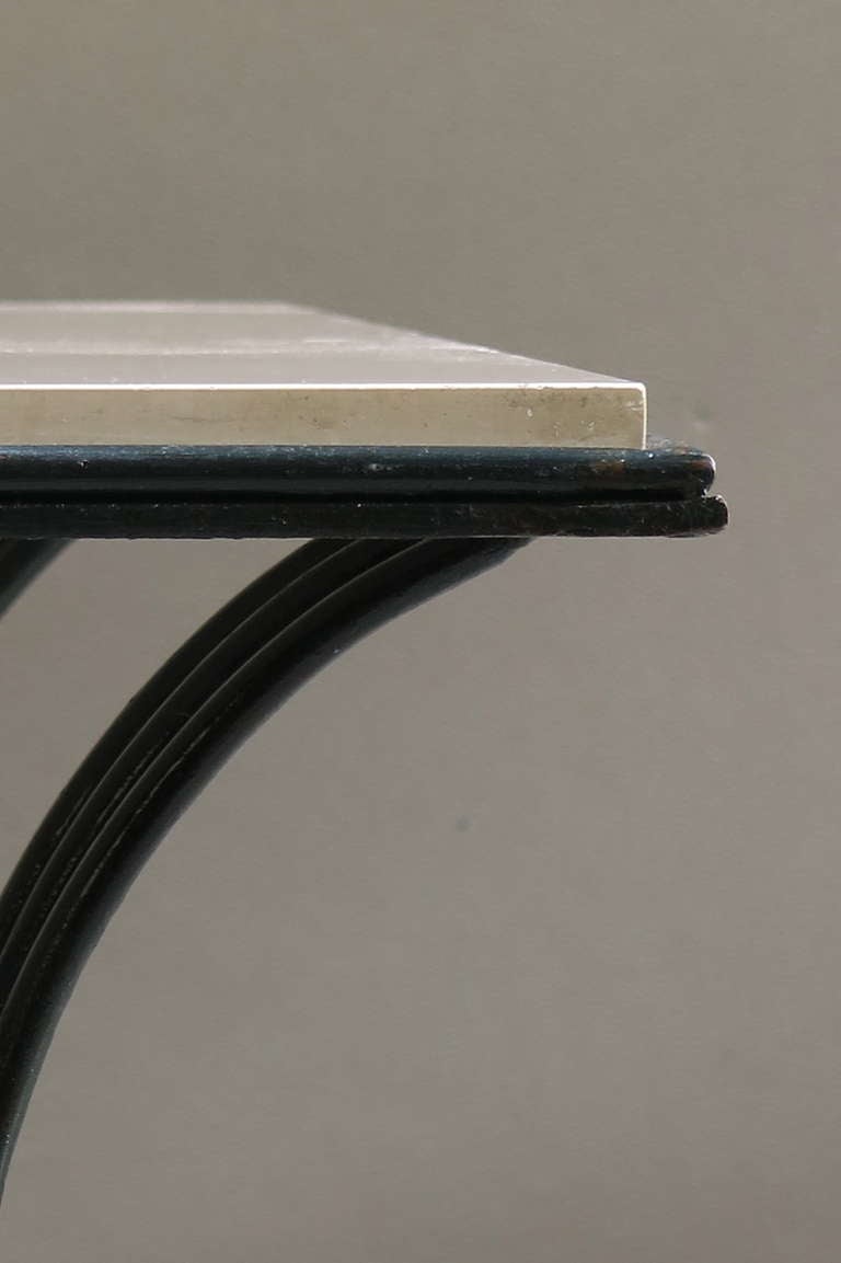 Français Table basse inhabituelle en fer forgé et marbre - France, années 1940 en vente