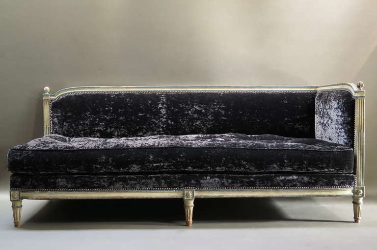 Louis XVI period long and deep settee / canape with a lovely carved wood structure, in original off-white paint with details picked out in blue.

Newly reupholstered in fine quality crushed velvet in a dark blue/purple/grey colour, depending on