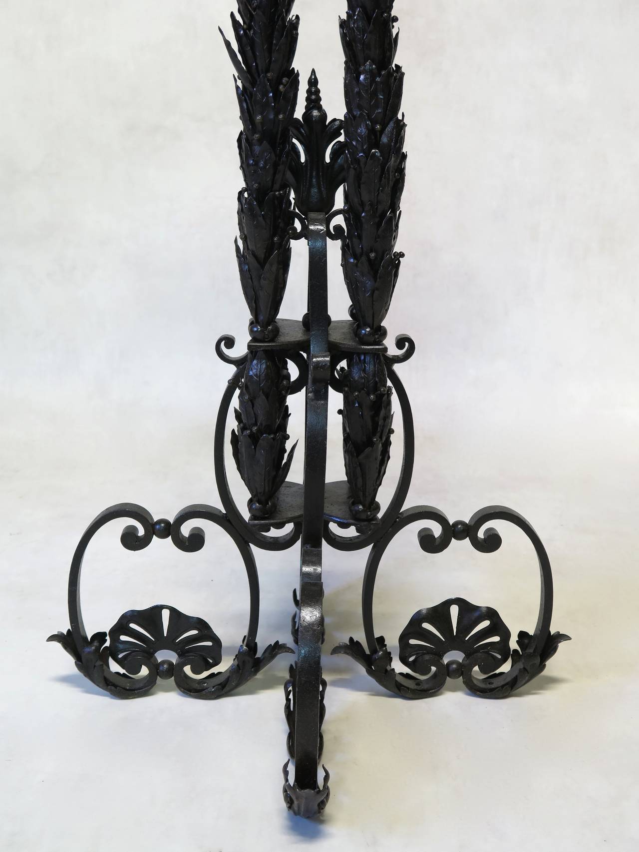 Intricate Wrought-Iron Laurel Wreath Floor Lamp, France 1940s In Excellent Condition For Sale In Isle Sur La Sorgue, Vaucluse