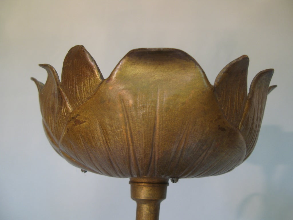 A.C. I.C. Lampadaire en métal doré avec fleur de lotus et oiseau Excellent état - En vente à Isle Sur La Sorgue, Vaucluse