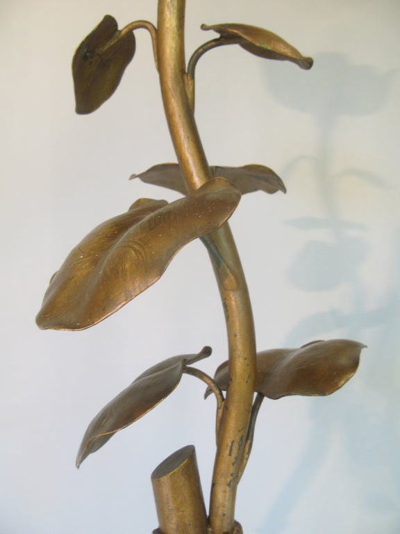Metallo Lampada da terra in metallo dorato con fiori di loto e uccelli del XIX secolo in vendita