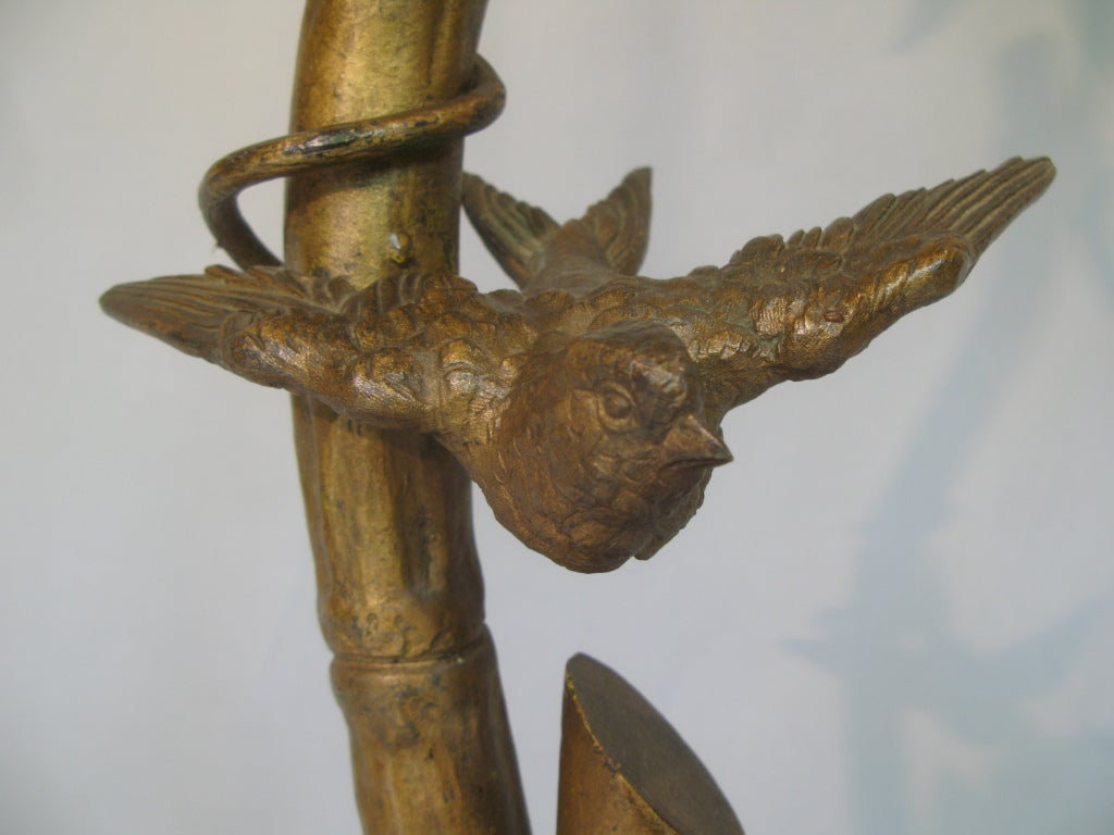 A.C. I.C. Lampadaire en métal doré avec fleur de lotus et oiseau en vente 1