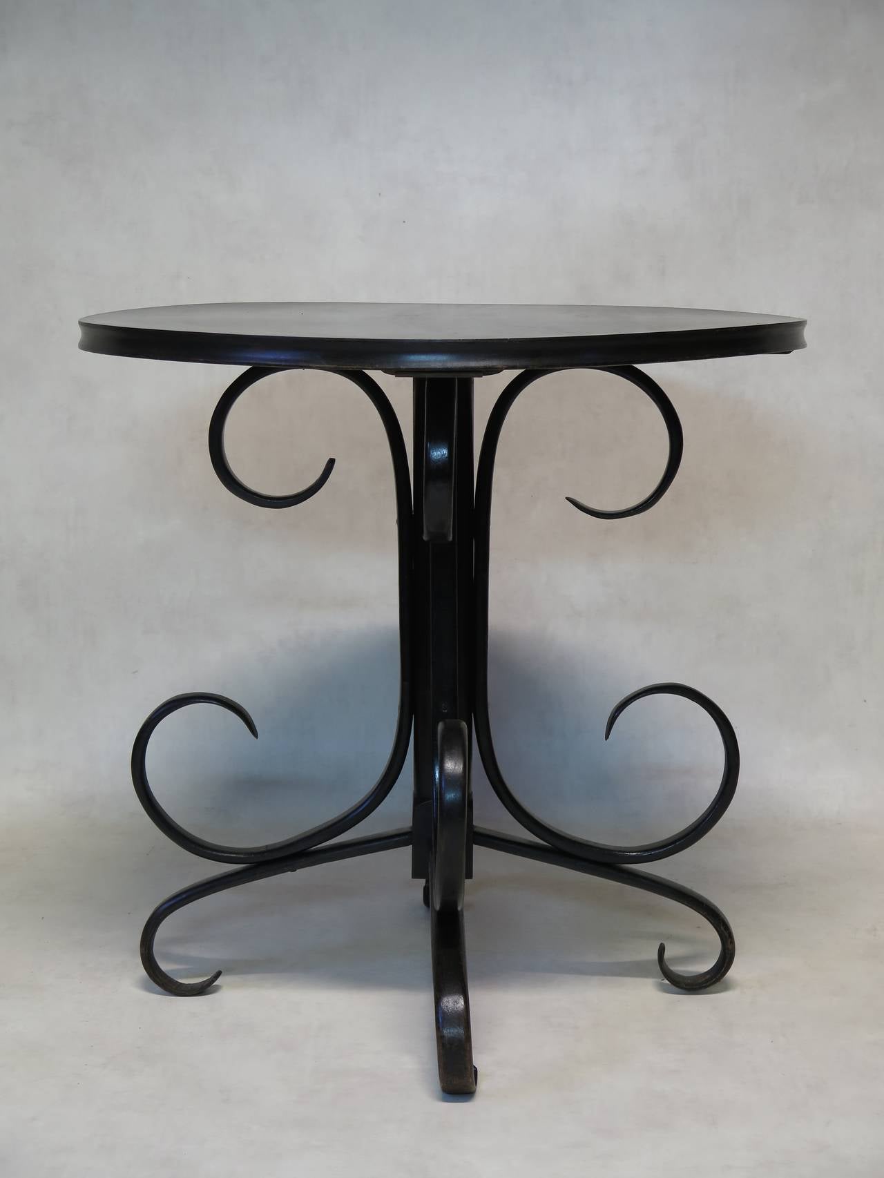 Ebonized Bentwood Table, 19th Century In Good Condition In Isle Sur La Sorgue, Vaucluse