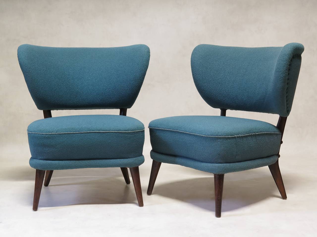 A pair of very nice quality, large and solid slipper chairs with splayed and tapering legs, and nicely curved backs. Slightly serpentine seat front.

The blue-green upholstery (original) is in very good condition and has been professionally