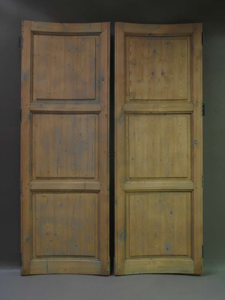 Set di sei porte in pino curvato (quattro identiche, più un'altra coppia molto simile).

Sabbiati e pronti per essere dipinti, verniciati, cerati o utilizzati così come sono.