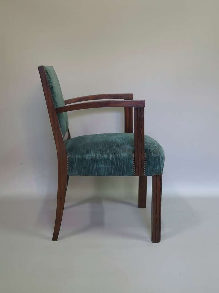 Elegantes Set aus 6 Art-Déco-Stühlen mit klaren, modernen Linien.  Aus Mahagoniholz, mit geschnitzten Armstützen und Vorderbeinen.  Große, bequeme Sitze. Gut gemacht.