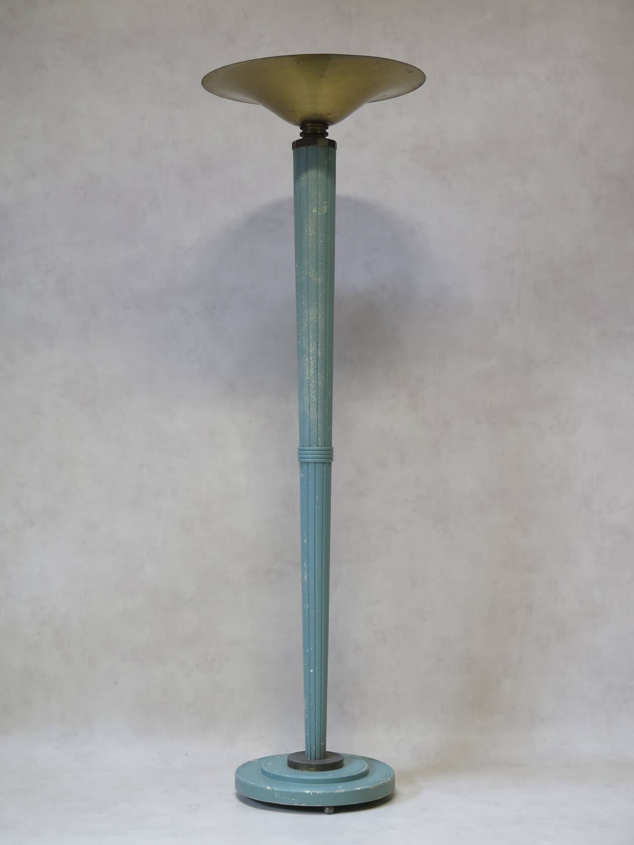 Elegante Art-Déco-Stehlampe aus den 1930er Jahren mit einer sich verjüngenden und geriffelten Holzsäule, hellblau-grün lackiert. Abgestufter Sockel. Die Säule trägt eine große Schale aus oxidiertem Messing.