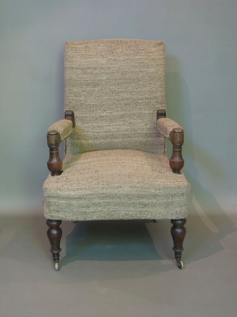 Eleganter und bequemer Stuhl und Sessel.

Gedrehte Vorderfüße, gespreizte Hinterfüße, auf Rollen.

Neue Spannbetttücher aus beigefarbenem Vintage-Wollstoff.

Die unten angegebenen Maße beziehen sich auf den Sessel. Der Stuhl misst (in