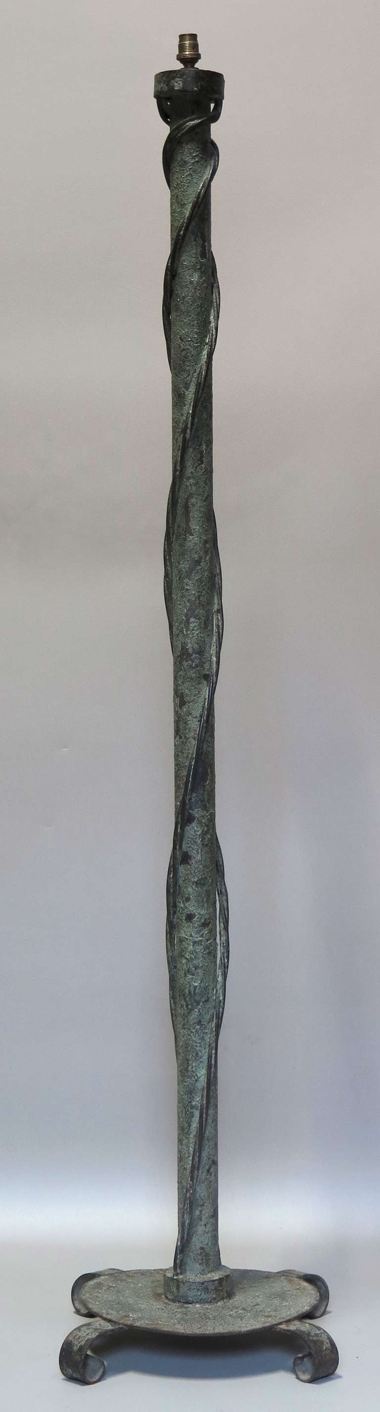 Élégant lampadaire en fer avec une finition bronze texturé vert-de-gris.