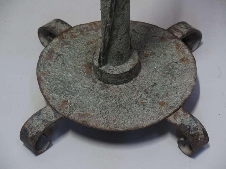 Lampadaire en fer à patine semblable à celle du bronze, France, années 1940 Excellent état - En vente à Isle Sur La Sorgue, Vaucluse