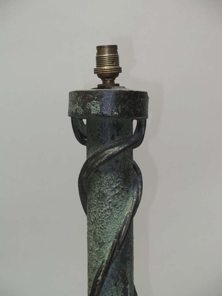 Stehlampe aus Eisen mit bronzeähnlicher Patina – Frankreich, 1940er Jahre (Französisch) im Angebot