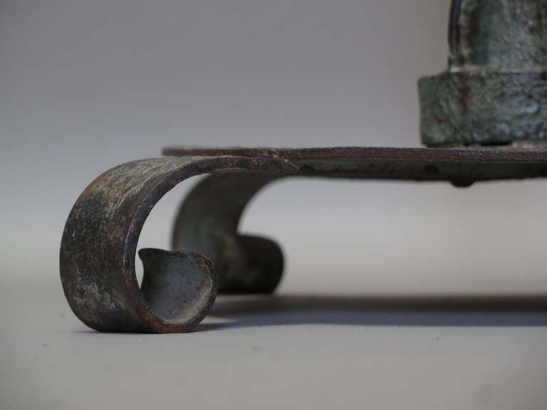 Milieu du XXe siècle Lampadaire en fer à patine semblable à celle du bronze, France, années 1940 en vente
