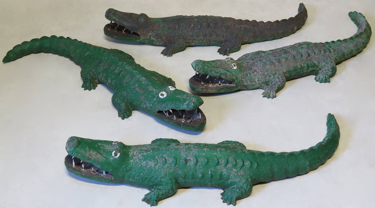 Ensemble amusant et inhabituel de trois crocodiles en fonte (très lourd) avec peinture originale.