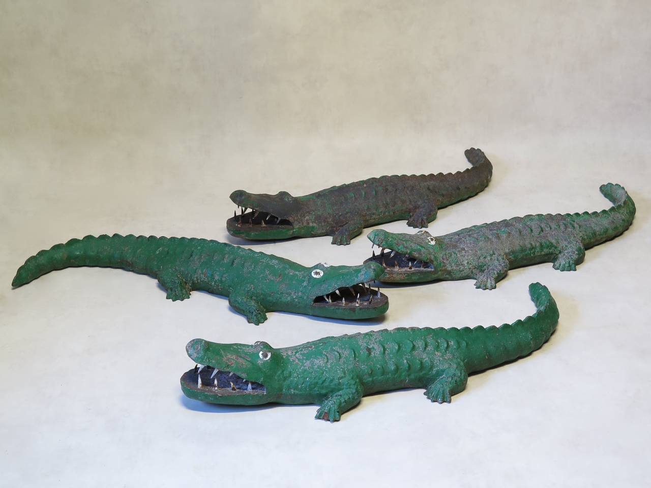 Français Trois grandes sculptures de crocodiles en fonte peintes, France, années 1950 en vente