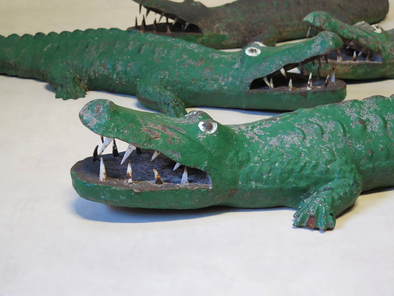 Trois grandes sculptures de crocodiles en fonte peintes, France, années 1950 Bon état - En vente à Isle Sur La Sorgue, Vaucluse