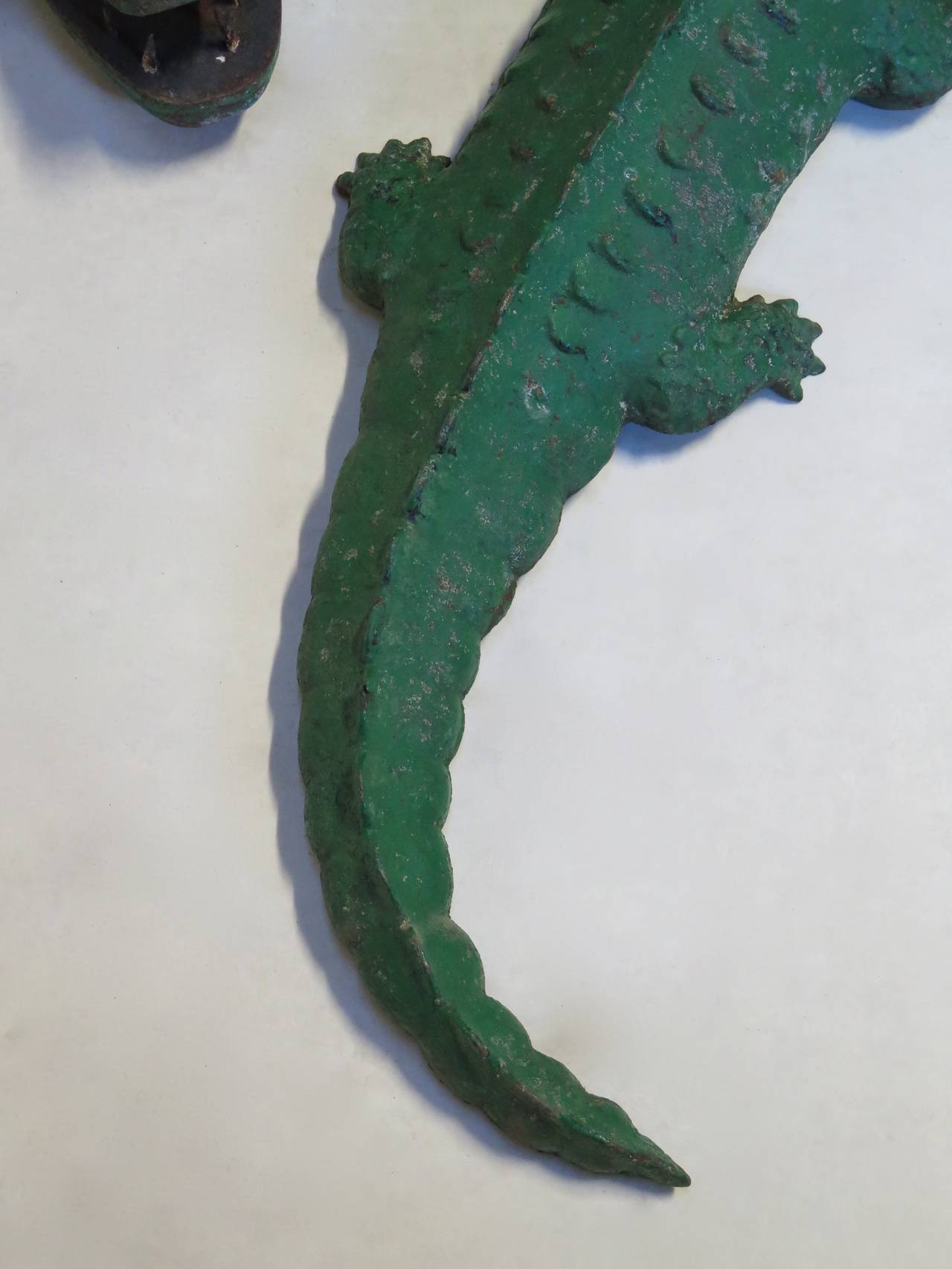 Trois grandes sculptures de crocodiles en fonte peintes, France, années 1950 en vente 3